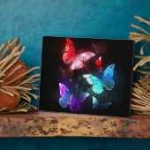 Drie gloeiende vlinders op nachtelijke achtergrond fotoplaat (Zijkant)