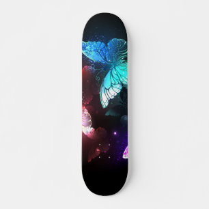 Drie gloeiende vlinders op nachtelijke achtergrond persoonlijk skateboard