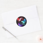 Drie gloeiende vlinders op nachtelijke achtergrond ronde sticker (Envelop)