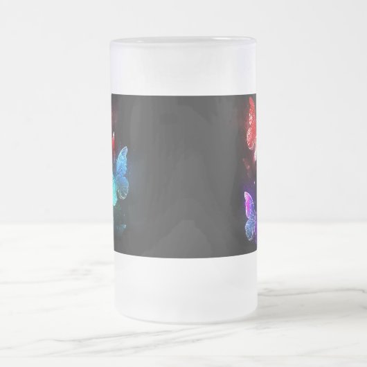 Drie gloeiende vlinders op nachtrust matglas bierpul (Center)