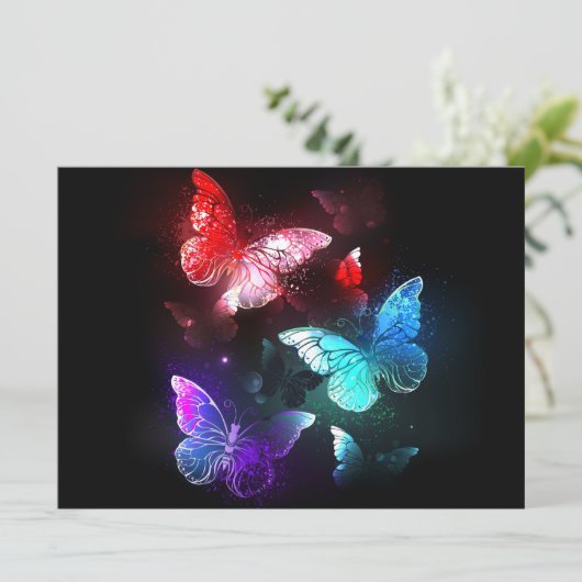 Drie gloeiende vlinders op nachtrustrondergrond kaart (Staand voorkant)