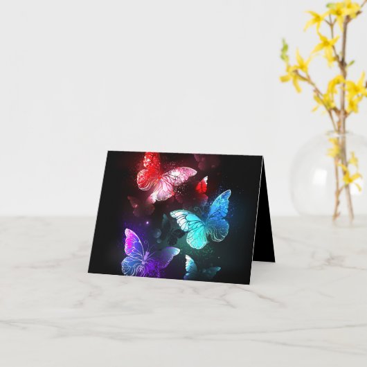 Drie gloeiende vlinders op nachtrustrondergrond kaart (Gele Bloem)