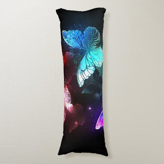 Drie gloeiende vlinders op nachtrustrondergrond lichaamskussen (Voorkant Verticaal)