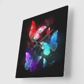 Drie gloeiende vlinders op nachtrustrondergrond vierkante klok (Hoek)