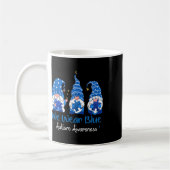 Drie Gnomen Holding Blue Puzzle Autism Awareness Koffiemok (Links)