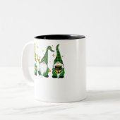 Drie Gnomen St Patricks Day Tweekleurige Koffiemok (Voorkant links)