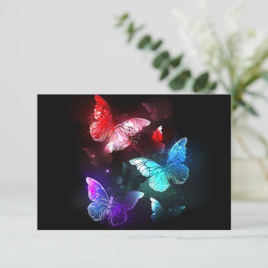 Drie golvende Butterflies op nachtachtergrond Aankondiging (Staand voorkant)