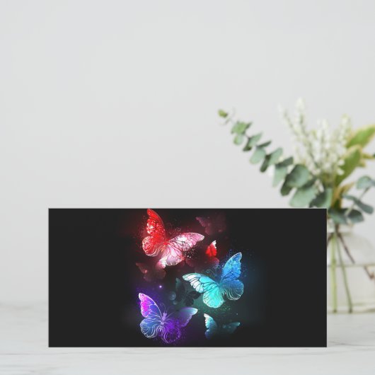 Drie golvende Butterflies op nachtachtergrond Aankondiging (Staand voorkant)