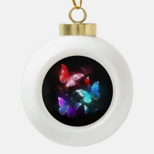 Drie golvende Butterflies op nachtachtergrond Keramische Bal Ornament