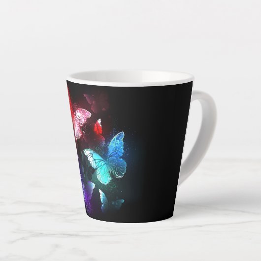 Drie golvende Butterflies op nachtachtergrond Latte Mok (Rechterhoek)