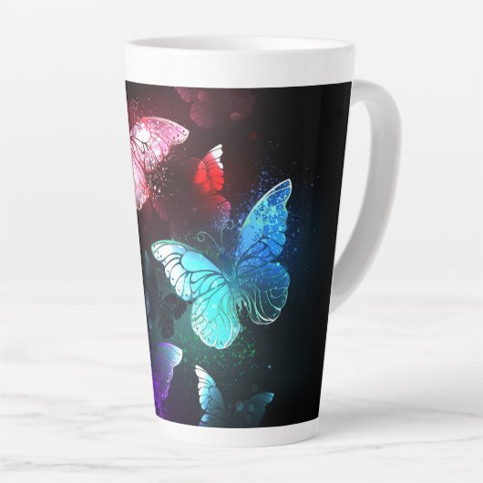 Drie golvende Butterflies op nachtachtergrond Latte Mok (Rechterhoek)