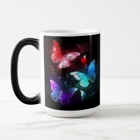 Drie golvende Butterflies op nachtachtergrond Magische Mok (Links)