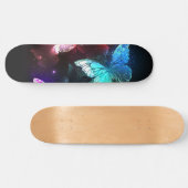 Drie golvende Butterflies op nachtachtergrond Persoonlijk Skateboard (Horizontaal)