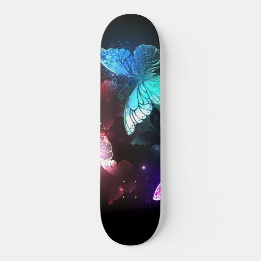 Drie golvende Butterflies op nachtachtergrond Persoonlijk Skateboard (Voorkant)