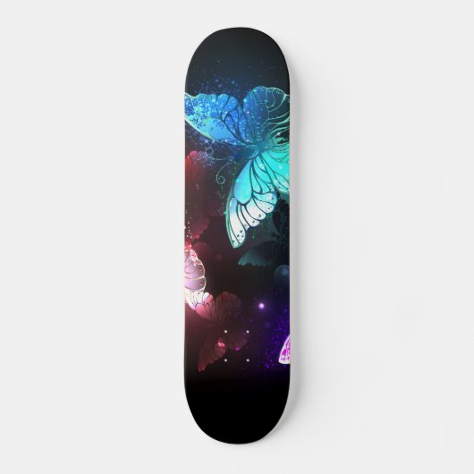 Drie golvende Butterflies op nachtachtergrond Persoonlijk Skateboard (Voorkant)