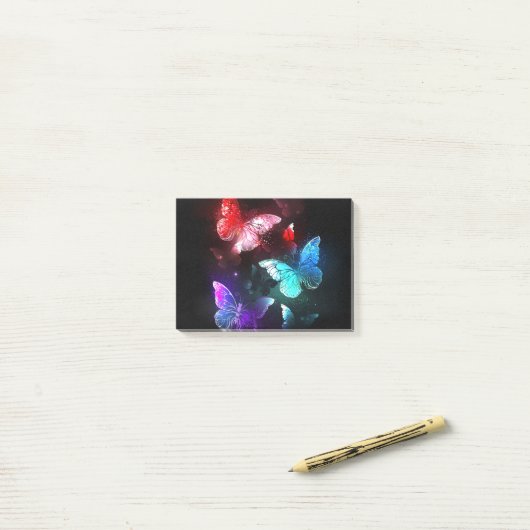 Drie golvende Butterflies op nachtachtergrond Post-it® Notes (Op bureau)