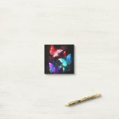 Drie golvende Butterflies op nachtachtergrond Post-it® Notes (Op bureau)