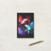 Drie golvende Butterflies op nachtachtergrond Post-it® Notes (Op bureau)