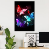 Drie golvende Butterflies op nachtachtergrond Poster (Thuiskantoor)