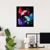 Drie golvende Butterflies op nachtachtergrond Poster (Thuiskantoor)
