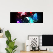 Drie golvende Butterflies op nachtachtergrond Poster (Thuiskantoor)