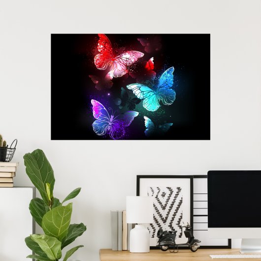 Drie golvende Butterflies op nachtachtergrond Poster (Thuiskantoor)
