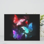 Drie golvende Butterflies op nachtachtergrond Save The Date (Staand voorkant)