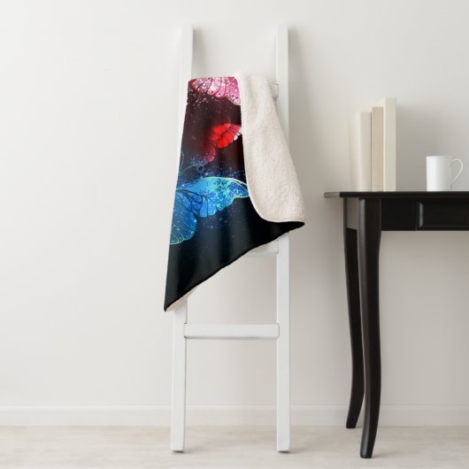 Drie golvende Butterflies op nachtachtergrond Sherpa Deken (In situ)