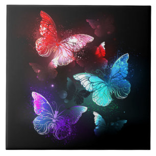 Drie golvende Butterflies op nachtachtergrond Tegeltje