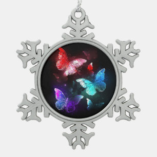 Drie golvende Butterflies op nachtachtergrond Tin Sneeuwvlok Ornament