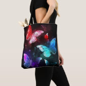 Drie golvende Butterflies op nachtachtergrond Tote Bag (Dichtbij)