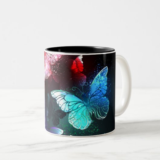 Drie golvende Butterflies op nachtachtergrond Tweekleurige Koffiemok (Voorkant rechts)