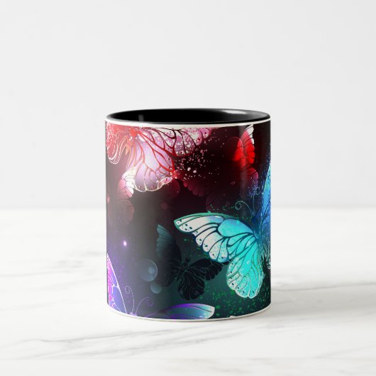 Drie golvende Butterflies op nachtachtergrond Tweekleurige Koffiemok (Center)