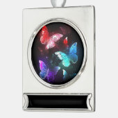 Drie golvende Butterflies op nachtachtergrond Verzilverd Banner Ornament (Links)