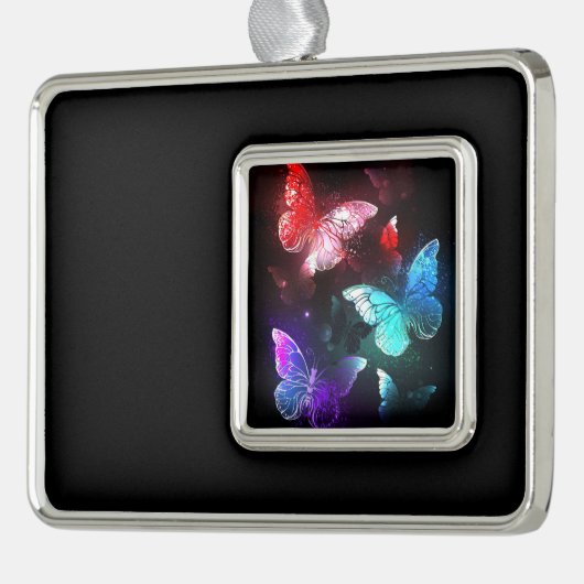 Drie golvende Butterflies op nachtachtergrond Verzilverd Omlijst Ornament (Links)