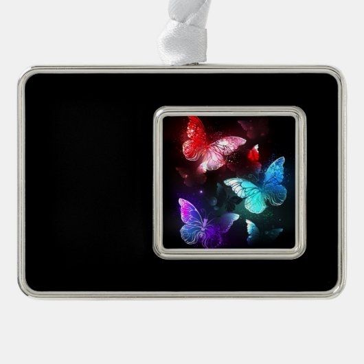 Drie golvende Butterflies op nachtachtergrond Verzilverd Omlijst Ornament (Voorkant)