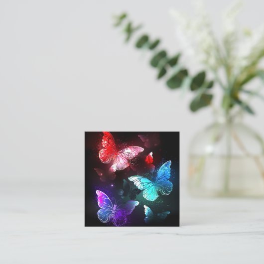 Drie golvende Butterflies op nachtachtergrond Vierkante Visitekaartje (Staand voorkant)