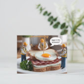 Drie grappige bouwvakkers maken een broodje briefkaart (Staand voorkant)