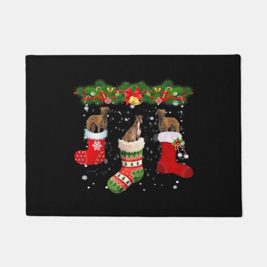 Drie Greyhound Dog in Sock-kerstkerstkerstkerstker Deurmat (Voorkant)