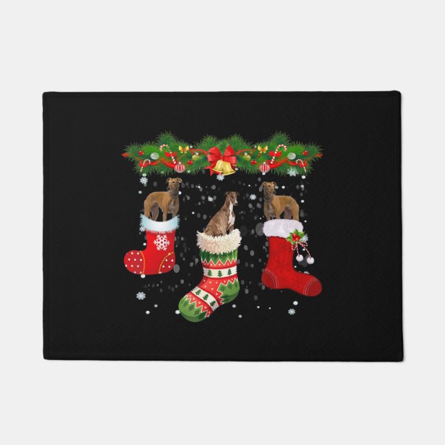 Drie Greyhound Dog in Sock-kerstkerstkerstkerstker Deurmat (Voorkant)