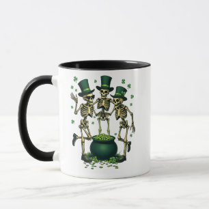 Drie griezelige Halloween Ierse skelet dansen Mok