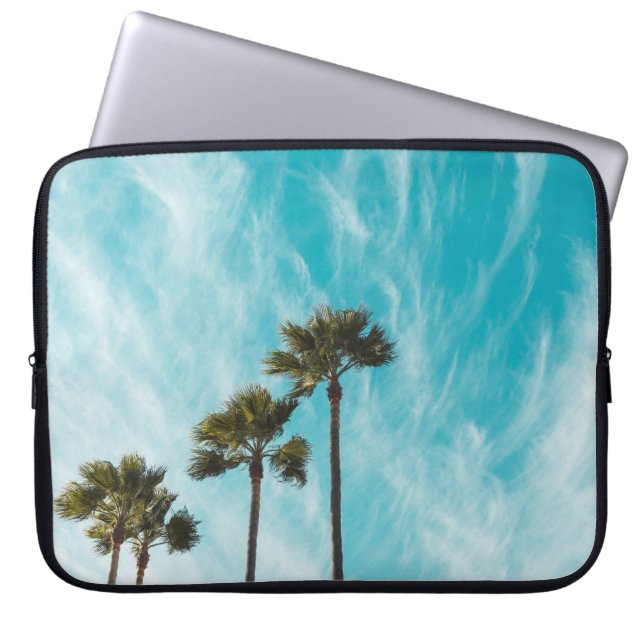 Drie groene bladbomen onder de ciruswolken laptop sleeve (Voorkant)