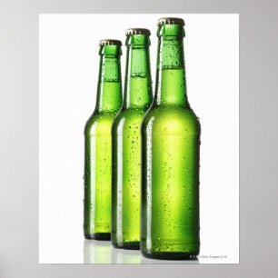 Drie groene flessen bier op witte achtergrond, poster