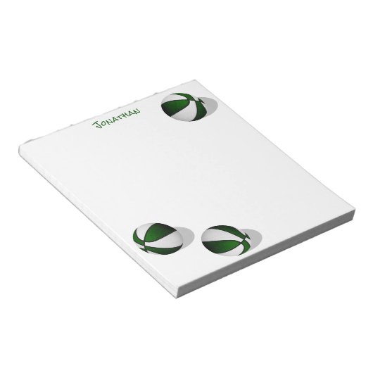 Drie groene witte basketballen aangepaste naam notitieblok (Schuin)