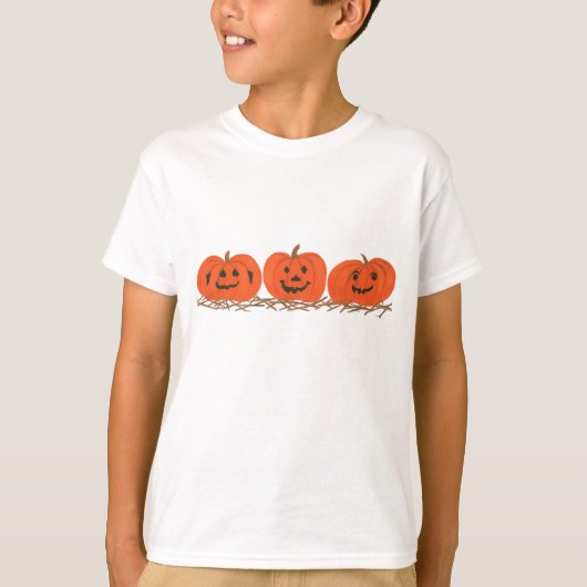 Drie Happy Halloween Pumpkins Zitting in stro T-shirt (Voorkant)