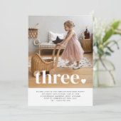 Drie Hart Foto eerste Birthday Uitnodiging (Staand voorkant)