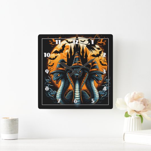 Drie heksenslangen onder een volle pet vierkante klok (Huis)