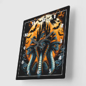 Drie heksenslangen onder een volle pet vierkante klok (Hoek)