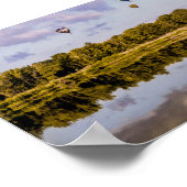 Drie heteluchtballonnen die over een landschap zwe poster (Hoek)