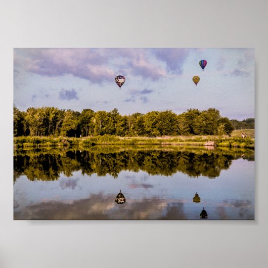 Drie heteluchtballonnen die over een landschap zwe poster (Voorkant)